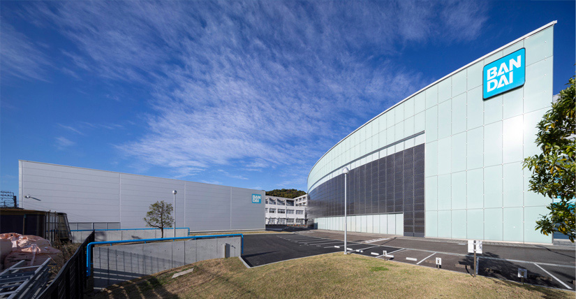 「バンダイホビーセンター」本館（右）・新館（左）（本館壁面のソーラーパネルは2006年設置のもの）